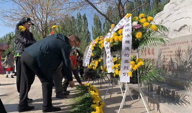 长津湖战役冰雕连雕像前铺满鲜花